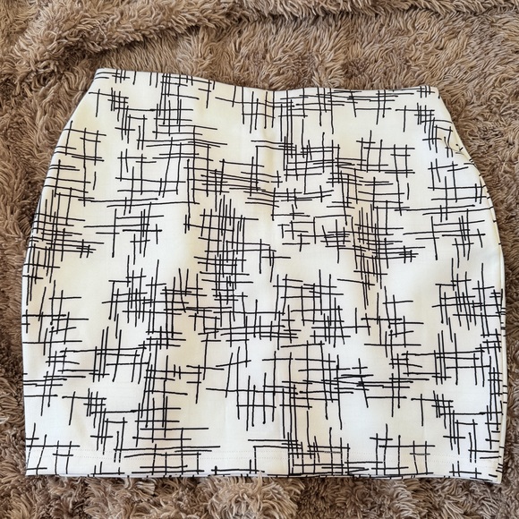 Forever 21 Black white abstract grid print mini fitted skirt - Picture 4 of 9